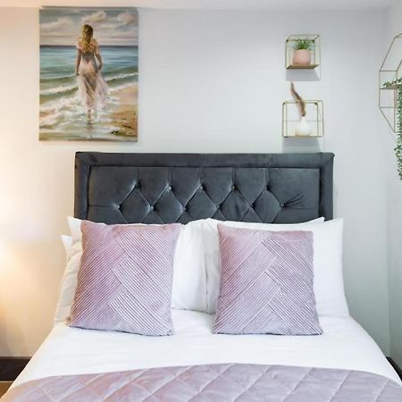 Heathrow Guest House - Oakway Feltham ภายนอก รูปภาพ