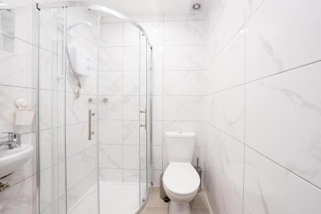 Heathrow Guest House - Oakway Feltham ภายนอก รูปภาพ
