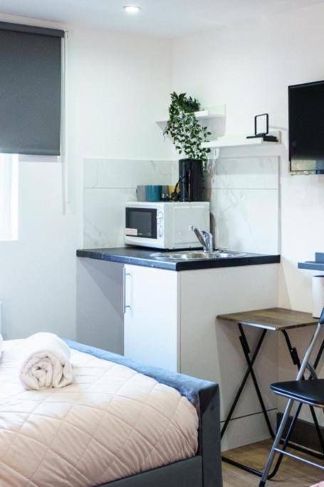 Heathrow Guest House - Oakway Feltham ภายนอก รูปภาพ