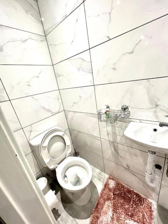 Heathrow Guest House - Oakway Feltham ภายนอก รูปภาพ