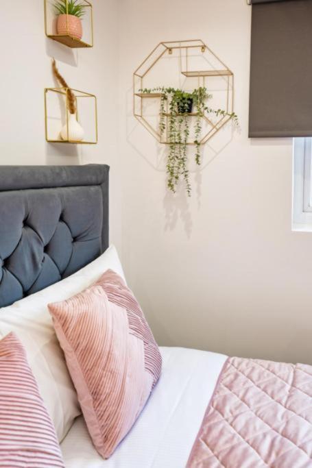 Heathrow Guest House - Oakway Feltham ภายนอก รูปภาพ