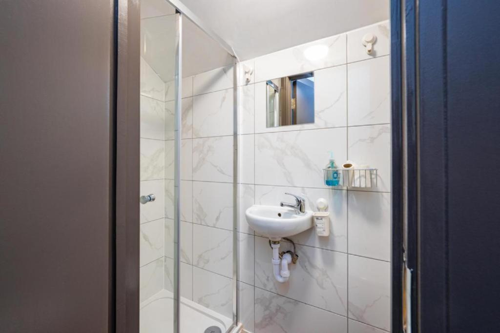 Heathrow Guest House - Oakway Feltham ภายนอก รูปภาพ