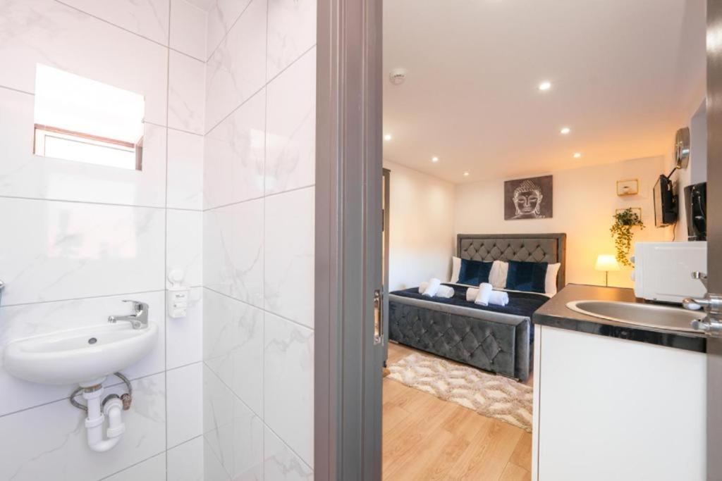 Heathrow Guest House - Oakway Feltham ภายนอก รูปภาพ