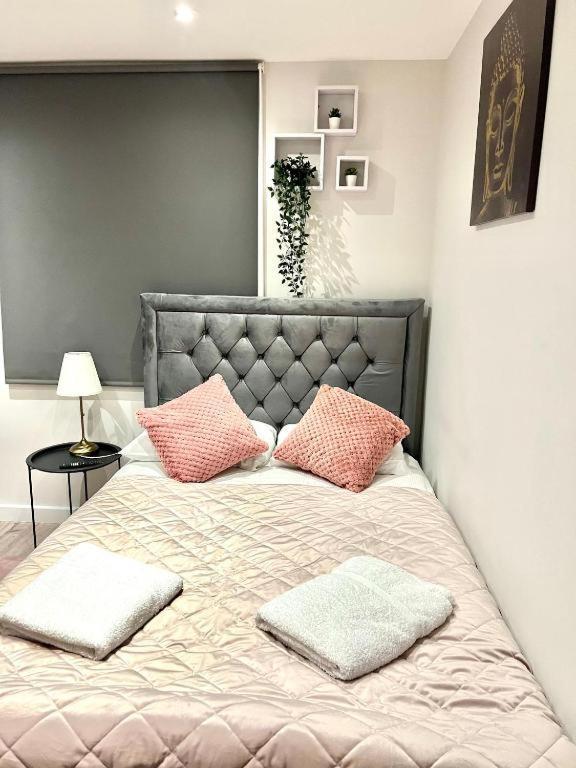 Heathrow Guest House - Oakway Feltham ภายนอก รูปภาพ