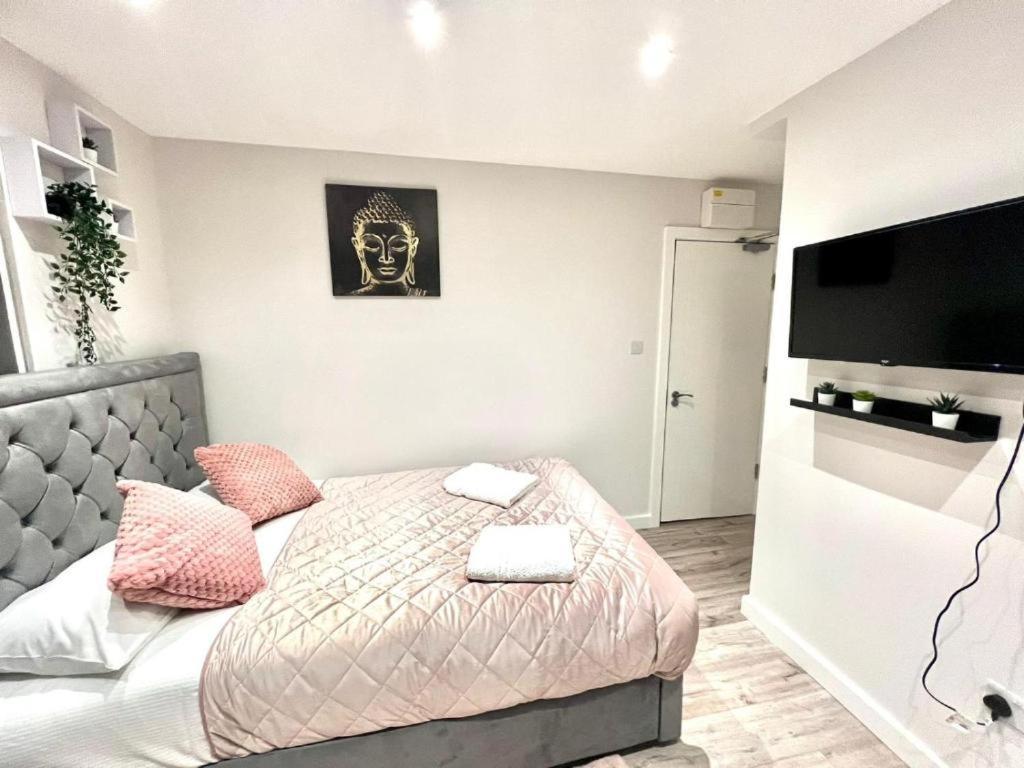 Heathrow Guest House - Oakway Feltham ภายนอก รูปภาพ