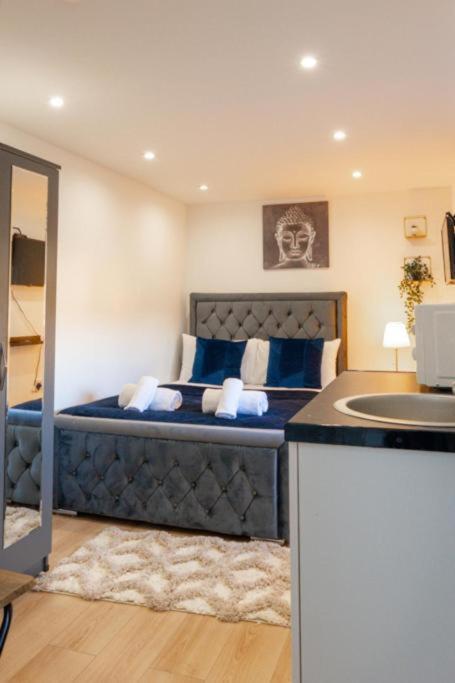 Heathrow Guest House - Oakway Feltham ภายนอก รูปภาพ