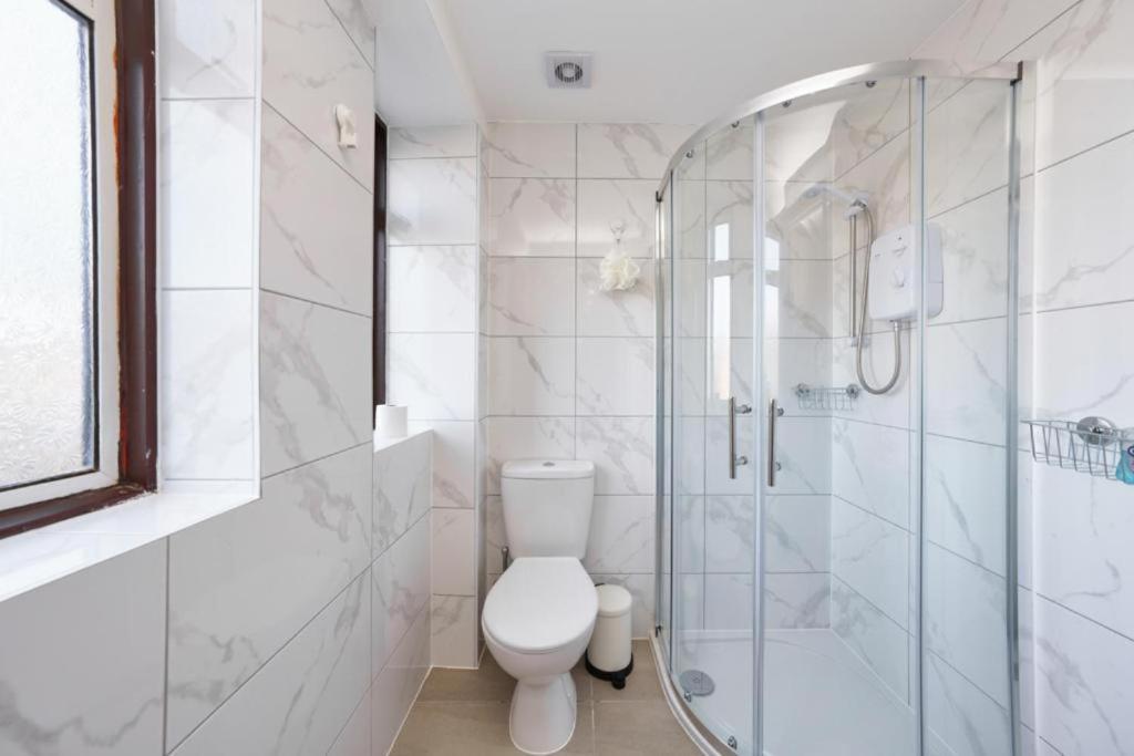 Heathrow Guest House - Oakway Feltham ภายนอก รูปภาพ