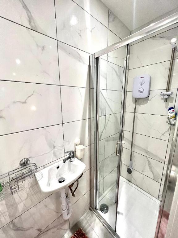 Heathrow Guest House - Oakway Feltham ภายนอก รูปภาพ